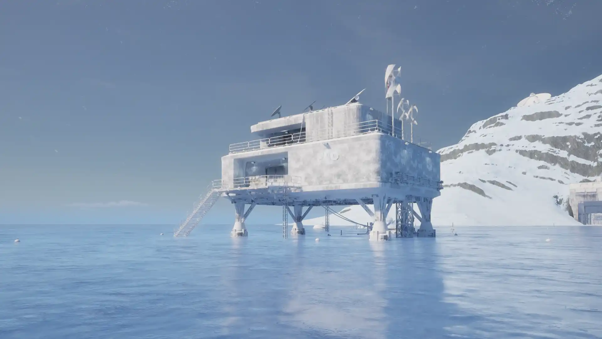 Der verschneite Außenposten auf Stützen über dem Eis mit Solarmodulen und Windrädern
